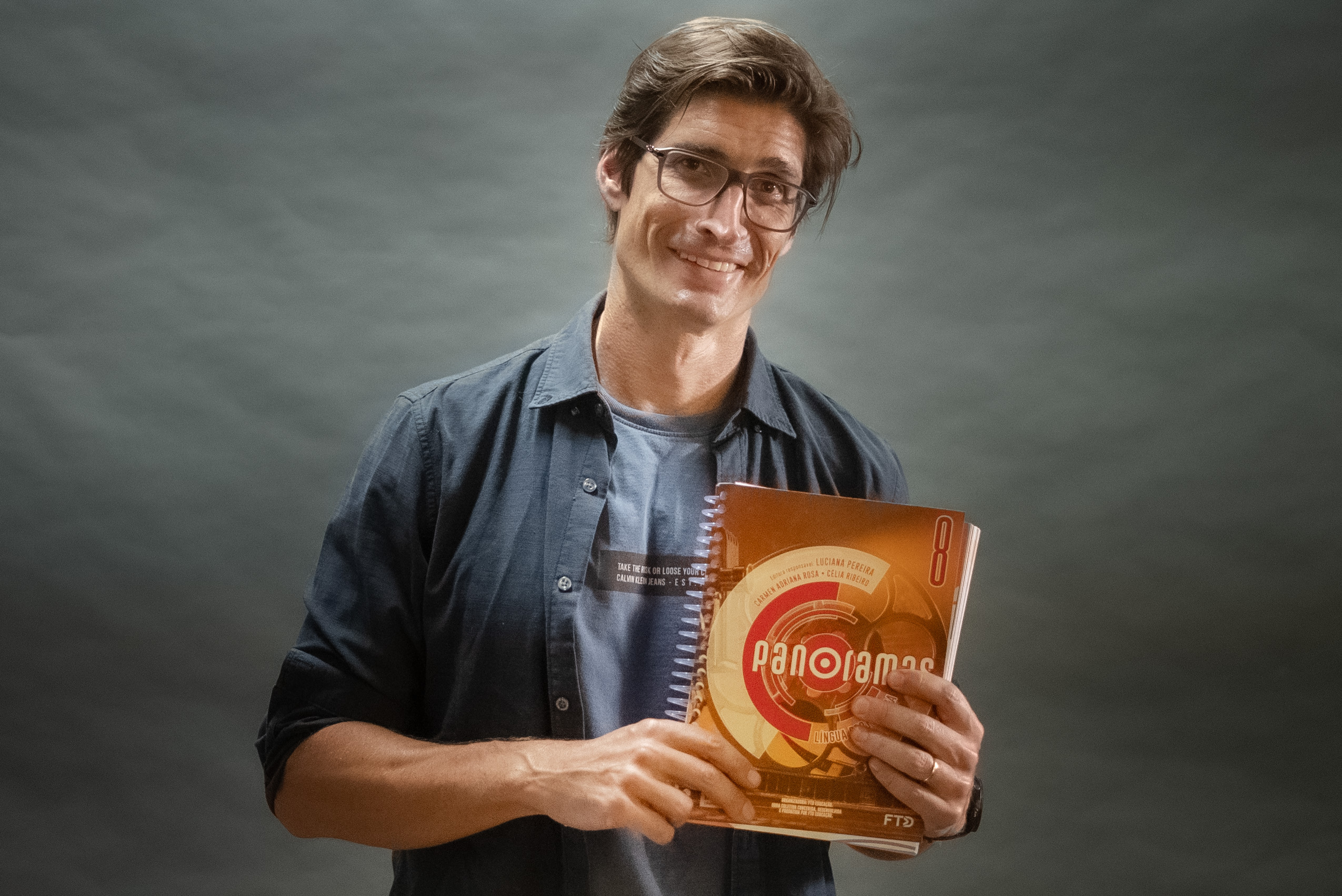 Gabriel Martinez com o livro Panoramas